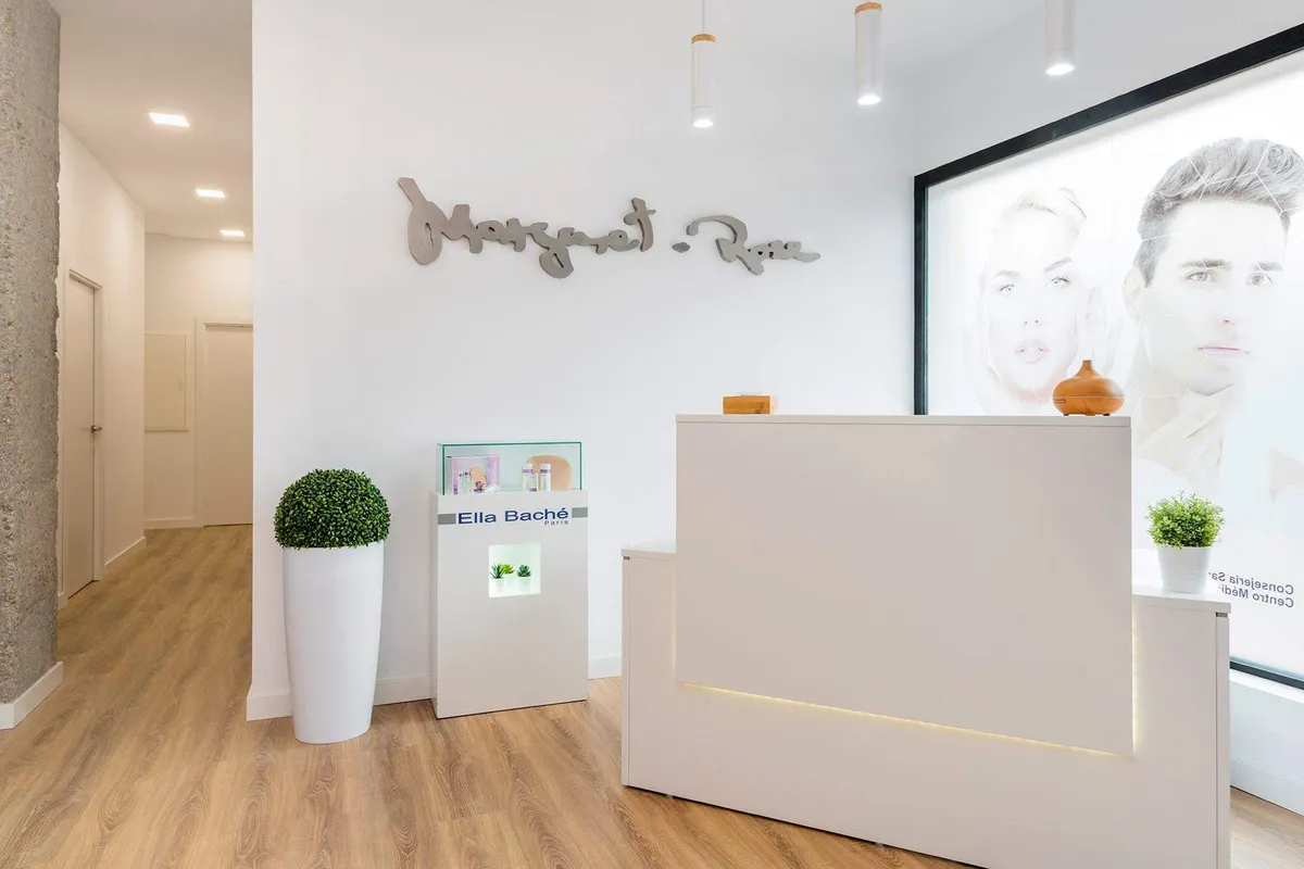 Profesional del centro aplicando un tratamiento de medicina estética