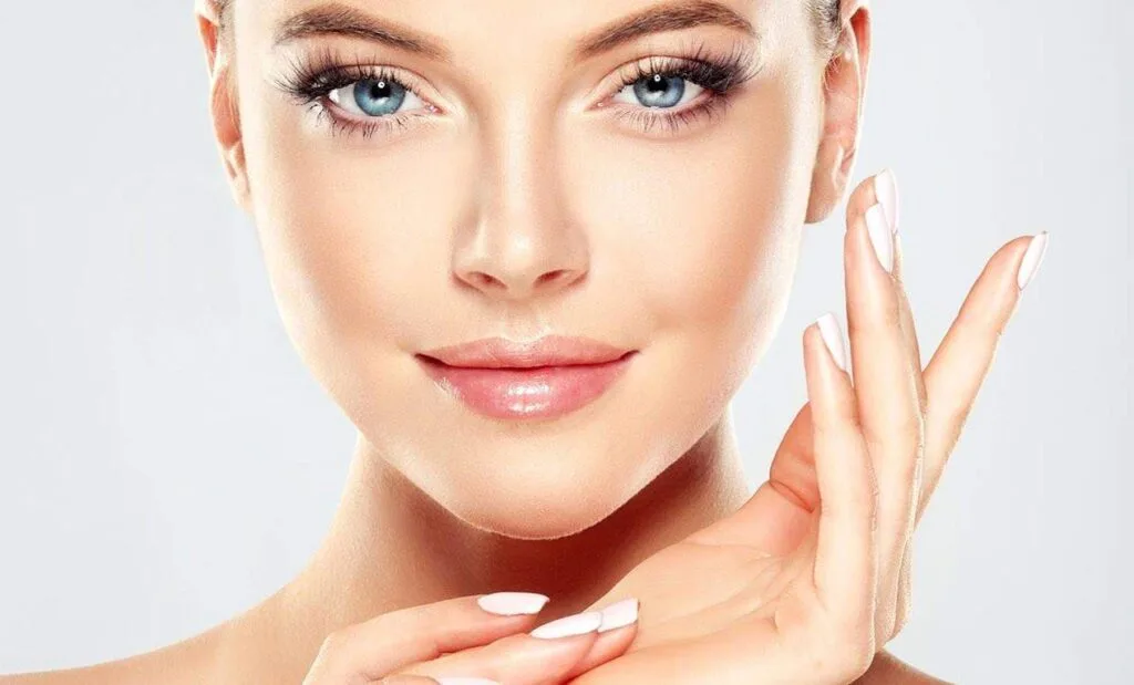 Clienta sonriente tras un tratamiento de belleza en el centro